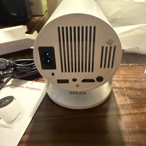 Source Unknown White Portable Projector - Picture 2 of 5